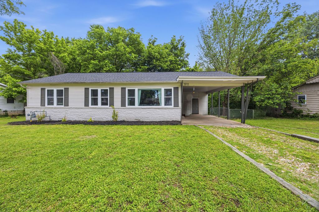 1911 W Lawson Street, Fayetteville, AR 72703