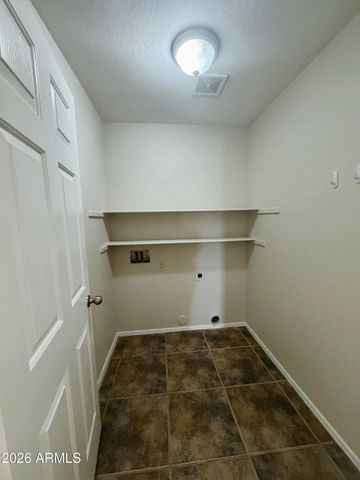 8521 E CLOVIS Avenue, Mesa, AZ 85208