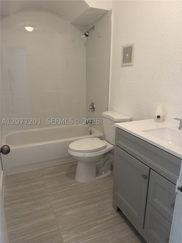 17255 SW 95th Ave 211, Palmetto Bay, FL 33157
