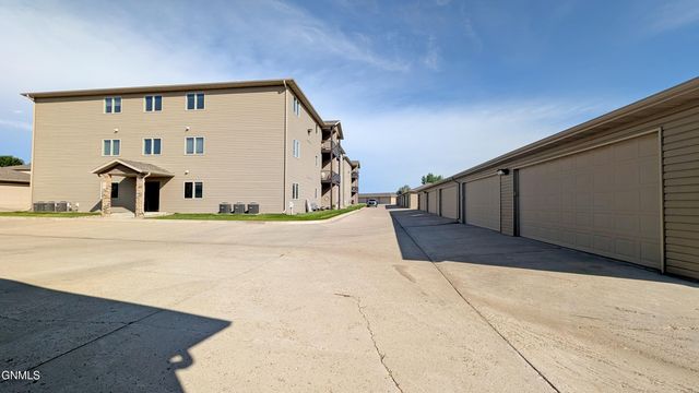 1401 Sharloh Loop, Bismarck, ND 58501 property photo