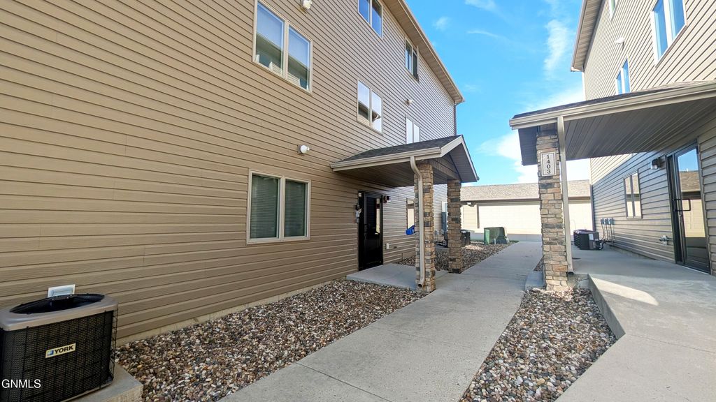 1401 Sharloh Loop, Bismarck, ND 58501 photo 2