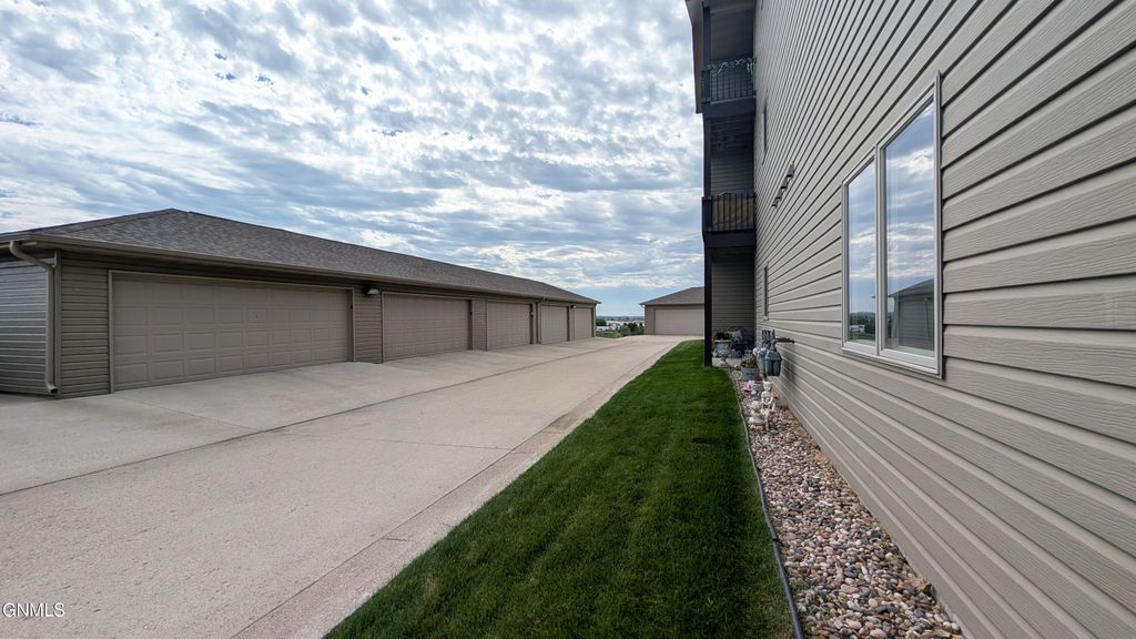 1401 Sharloh Loop, Bismarck, ND 58501 photo 3
