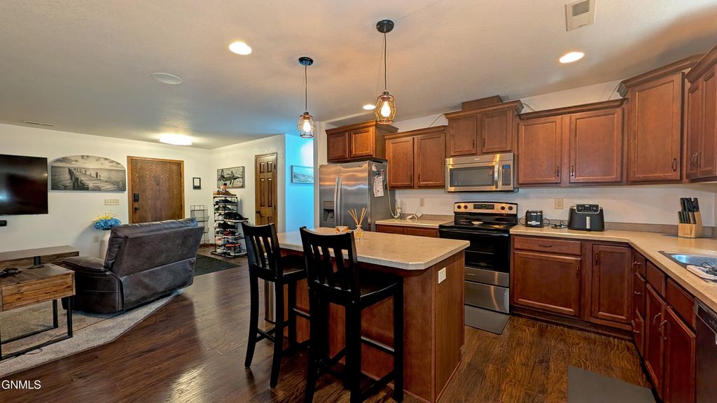 1401 Sharloh Loop, Bismarck, ND 58501 photo 5