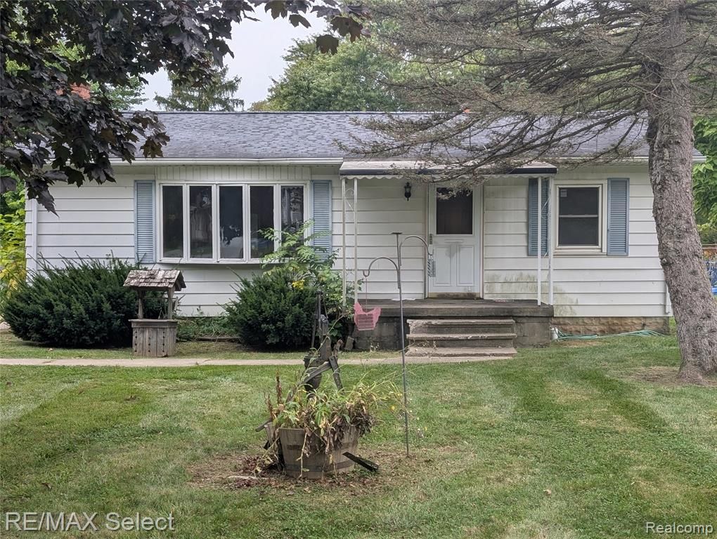 1056 Adams Road, Burton, MI 48509