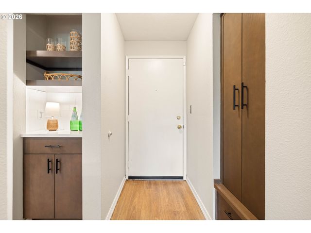 10303 Sw TRAPPER Ter, Beaverton, OR 97008