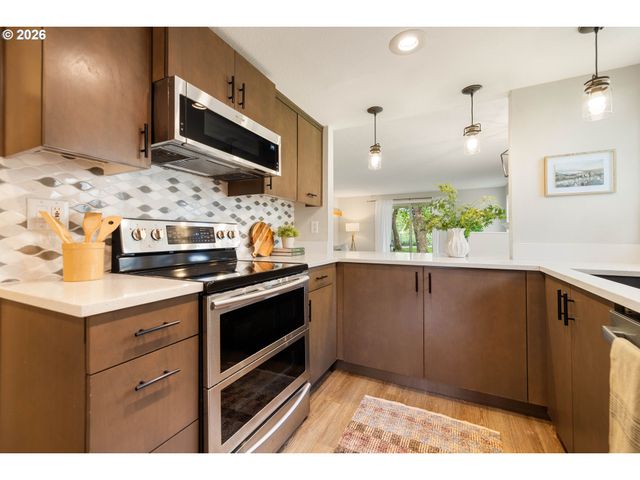 10303 Sw TRAPPER Ter, Beaverton, OR 97008