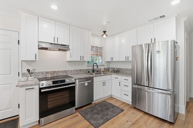 2438 E Santa Ana Avenue, Fresno, CA 93726