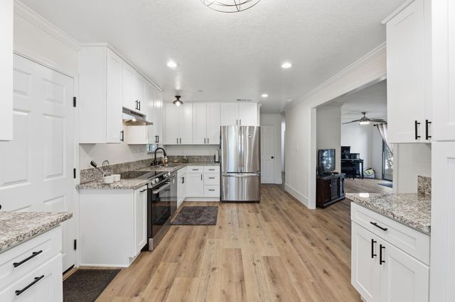 2438 E Santa Ana Avenue, Fresno, CA 93726