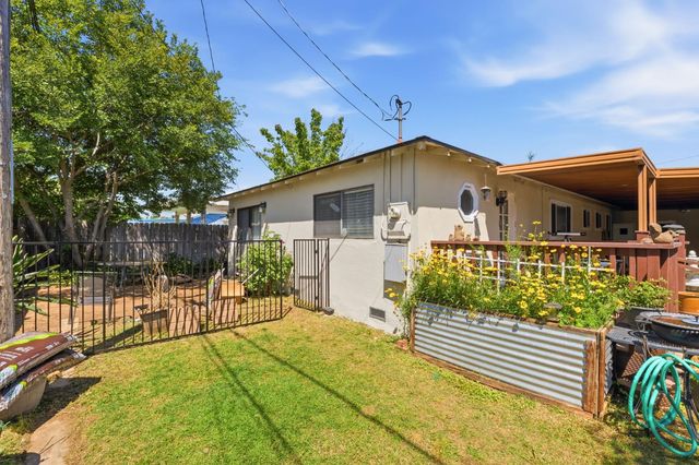 2438 E Santa Ana Avenue, Fresno, CA 93726