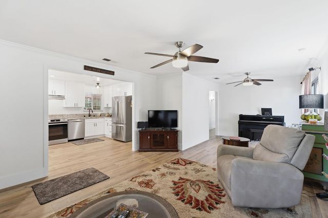2438 E Santa Ana Avenue, Fresno, CA 93726