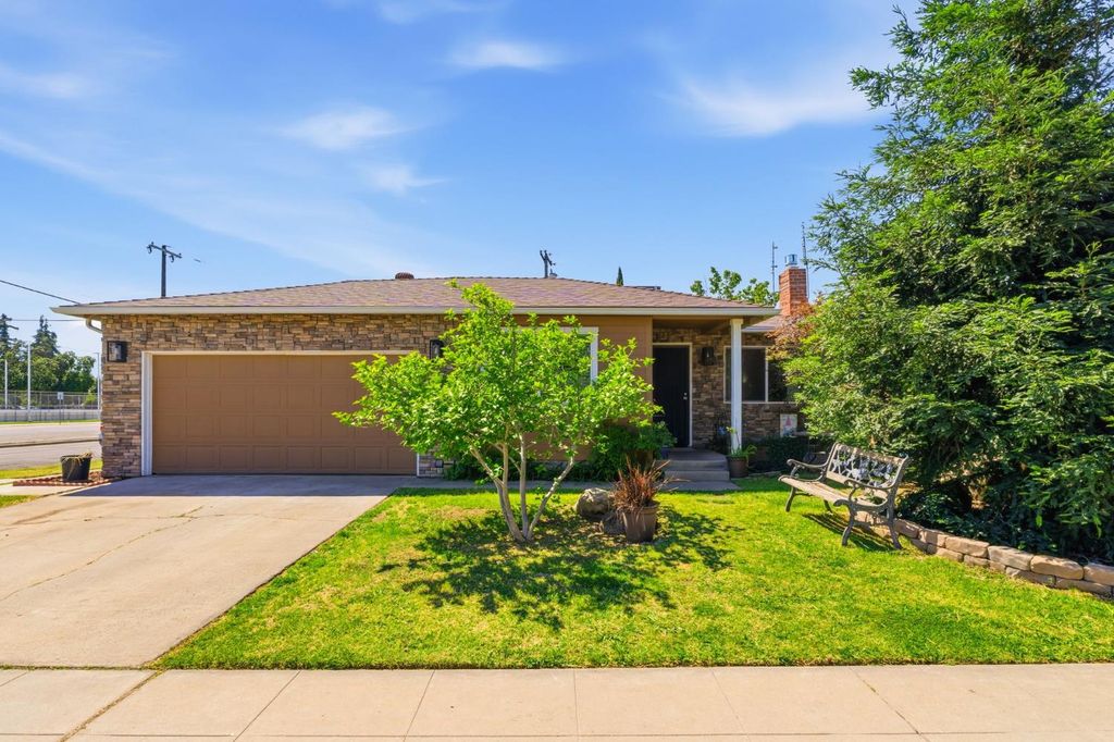 Image 1 of property listing at 2438 E Santa Ana Avenue, Fresno, CA 93726