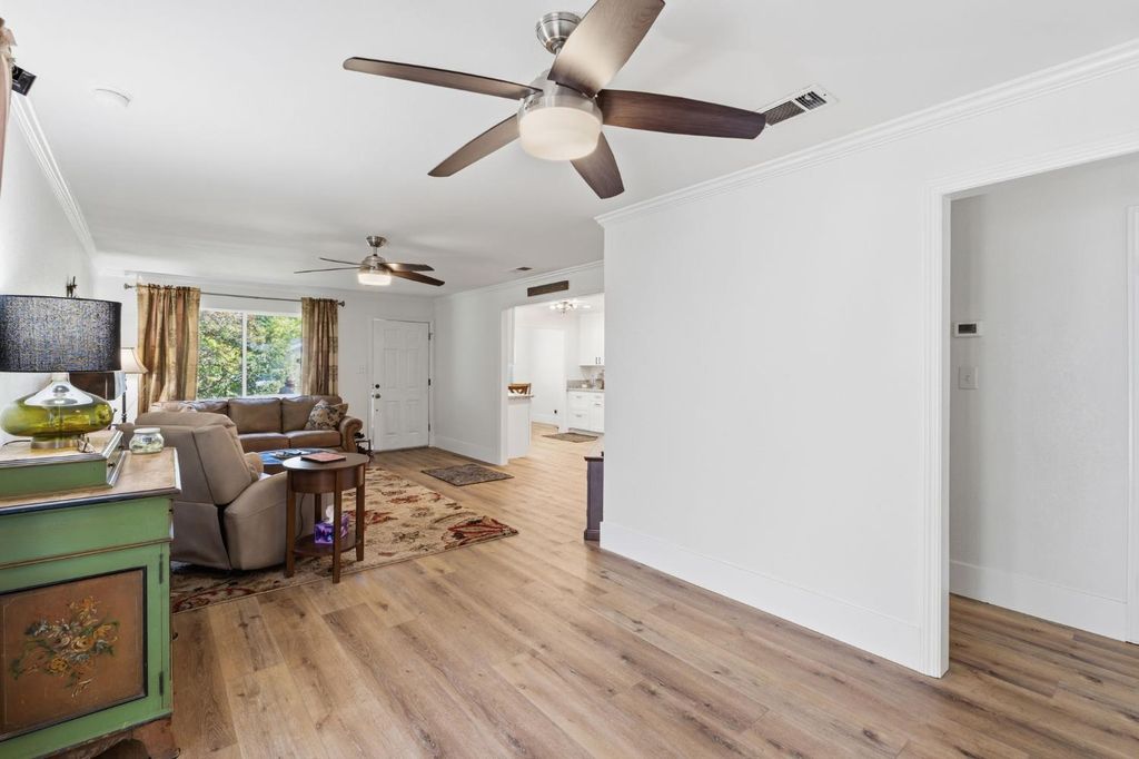 Image 12 of property listing at 2438 E Santa Ana Avenue, Fresno, CA 93726