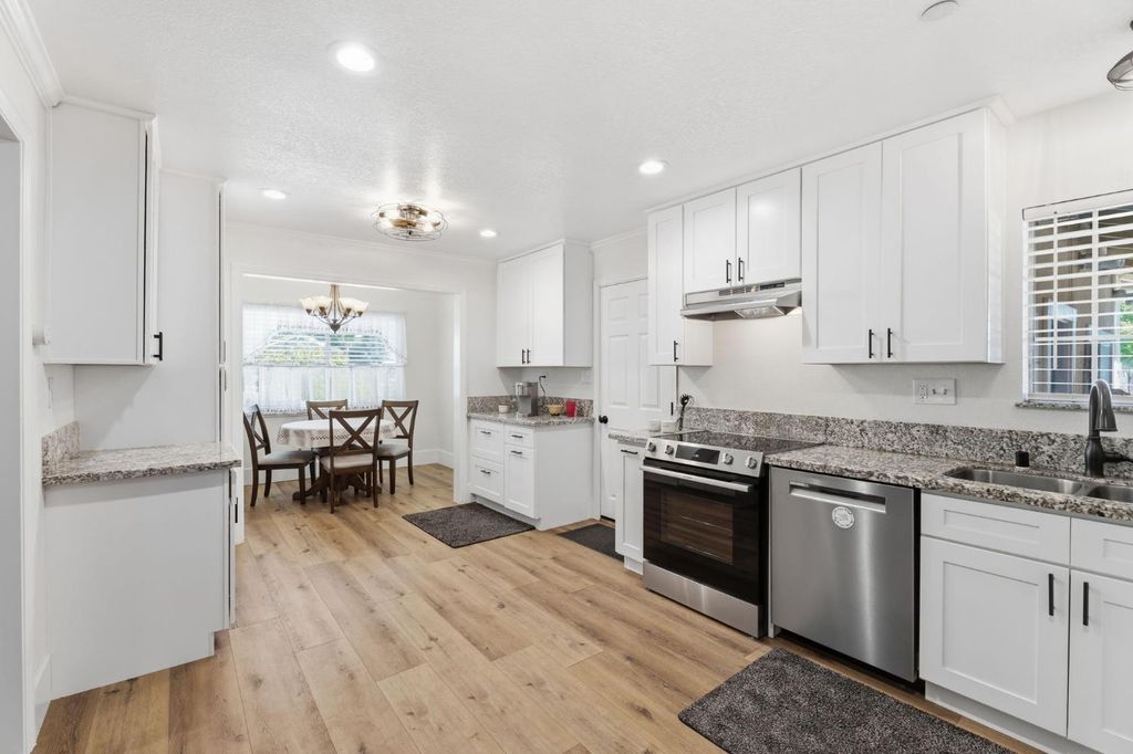 Image 13 of property listing at 2438 E Santa Ana Avenue, Fresno, CA 93726