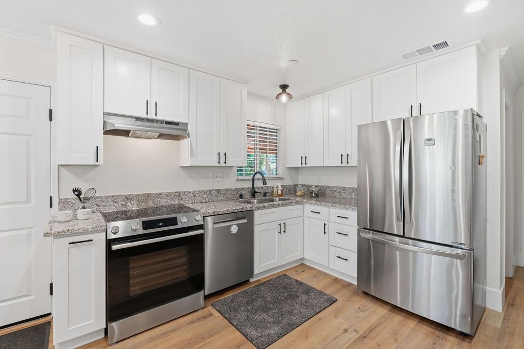 Image 15 of property listing at 2438 E Santa Ana Avenue, Fresno, CA 93726