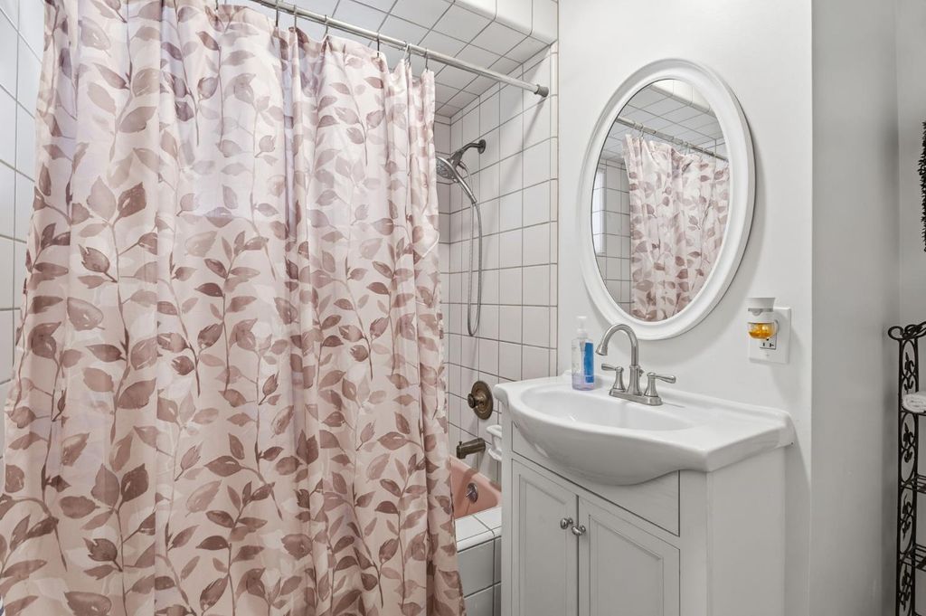 Image 19 of property listing at 2438 E Santa Ana Avenue, Fresno, CA 93726