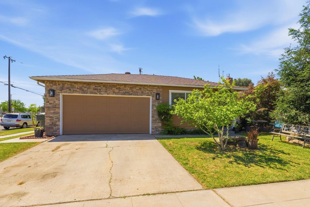 Image 2 of property listing at 2438 E Santa Ana Avenue, Fresno, CA 93726