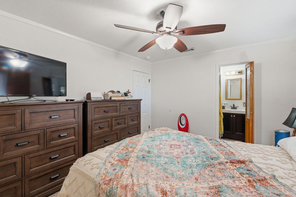 Image 28 of property listing at 2438 E Santa Ana Avenue, Fresno, CA 93726