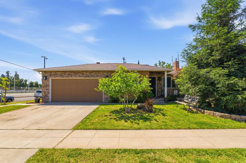 Image 3 of property listing at 2438 E Santa Ana Avenue, Fresno, CA 93726