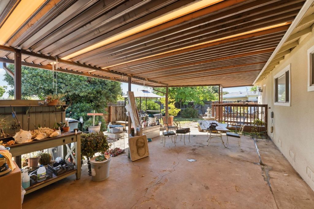 Image 32 of property listing at 2438 E Santa Ana Avenue, Fresno, CA 93726