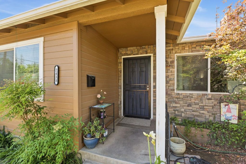 Image 4 of property listing at 2438 E Santa Ana Avenue, Fresno, CA 93726
