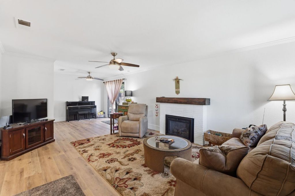 Image 5 of property listing at 2438 E Santa Ana Avenue, Fresno, CA 93726
