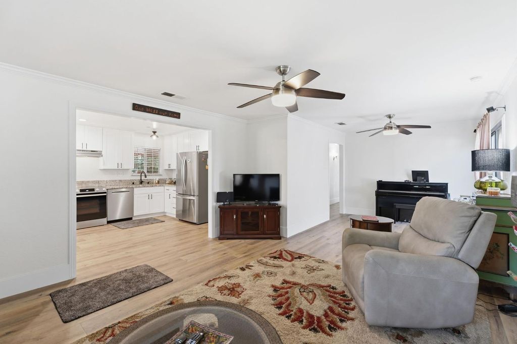Image 7 of property listing at 2438 E Santa Ana Avenue, Fresno, CA 93726
