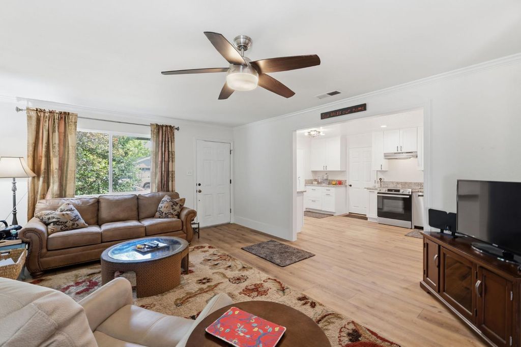 Image 8 of property listing at 2438 E Santa Ana Avenue, Fresno, CA 93726