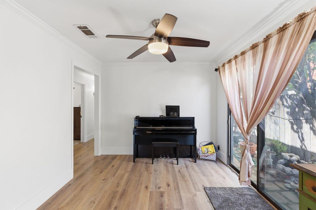 Image 9 of property listing at 2438 E Santa Ana Avenue, Fresno, CA 93726