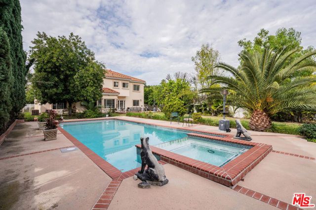 5706 Corbin Avenue, Tarzana (los Angeles), CA 91356