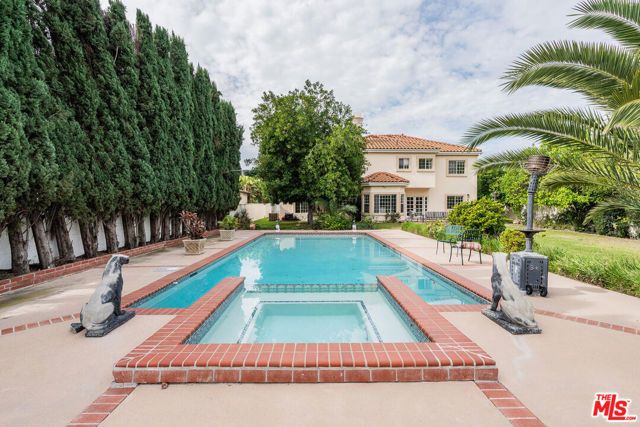 5706 Corbin Avenue, Tarzana (los Angeles), CA 91356