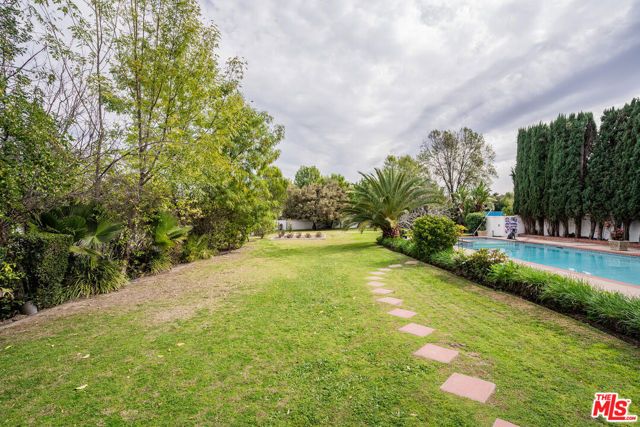 5706 Corbin Avenue, Tarzana (los Angeles), CA 91356