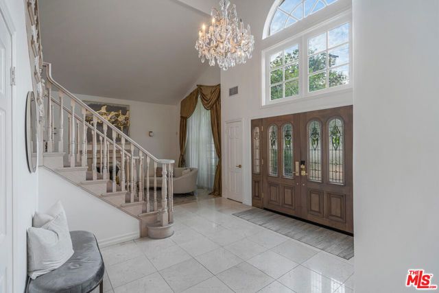 5706 Corbin Avenue, Tarzana (los Angeles), CA 91356