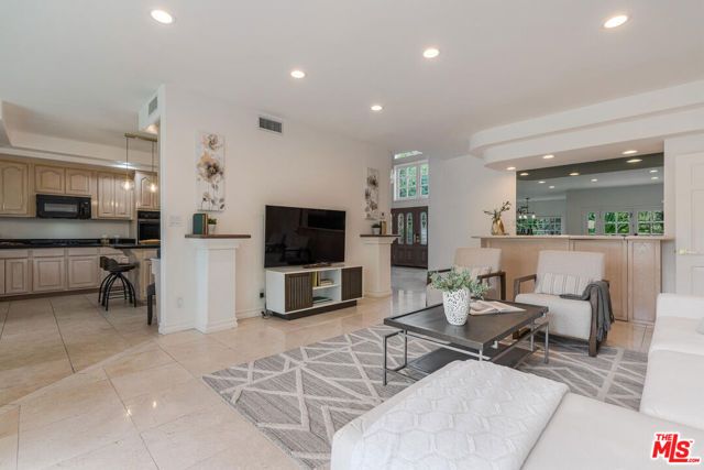 5706 Corbin Avenue, Tarzana (los Angeles), CA 91356