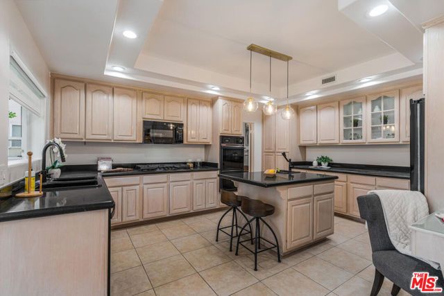 5706 Corbin Avenue, Tarzana (los Angeles), CA 91356