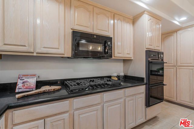 5706 Corbin Avenue, Tarzana (los Angeles), CA 91356