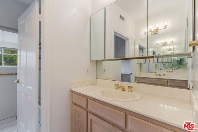 5706 Corbin Avenue, Tarzana (los Angeles), CA 91356