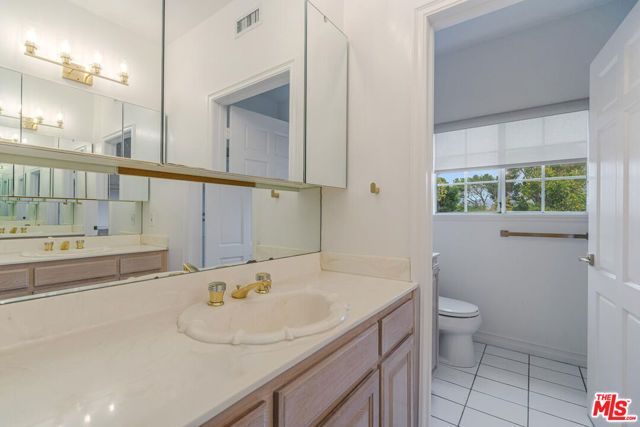 5706 Corbin Avenue, Tarzana (los Angeles), CA 91356