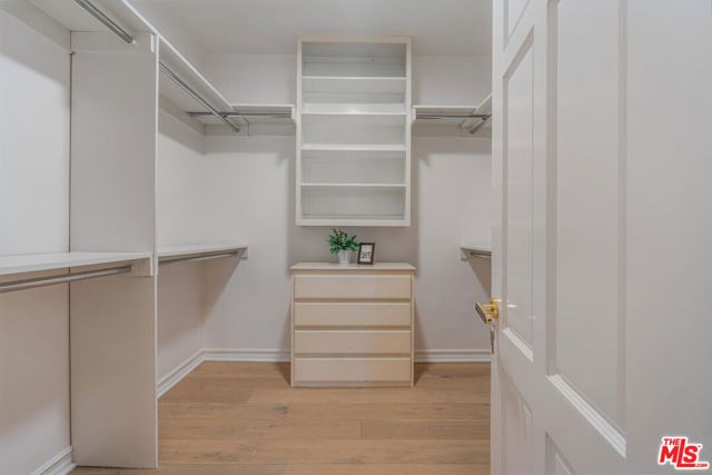 5706 Corbin Avenue, Tarzana (los Angeles), CA 91356