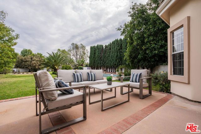 5706 Corbin Avenue, Tarzana (los Angeles), CA 91356