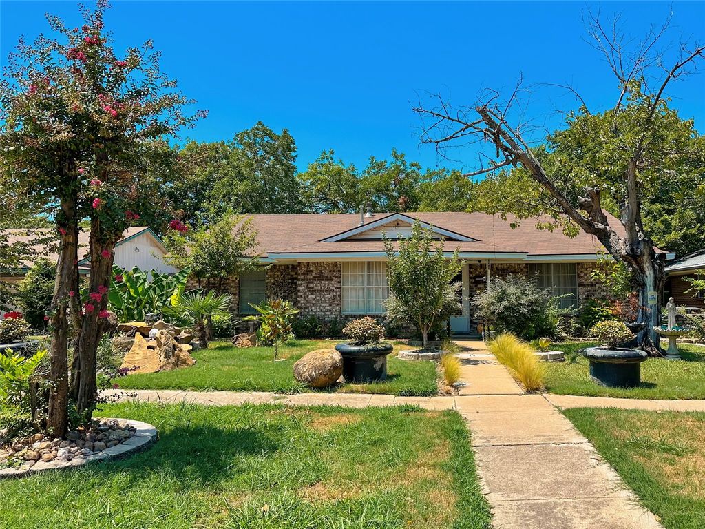 929 3rd Street, Grand Prairie, TX 75051