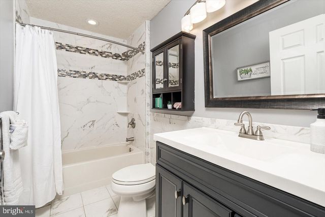18 VERSAILLES CT, Hamilton, NJ 08619
