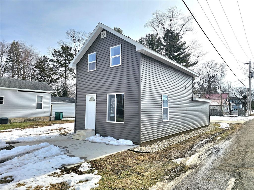 108 E Murray Avenue, White Pigeon, MI 49099