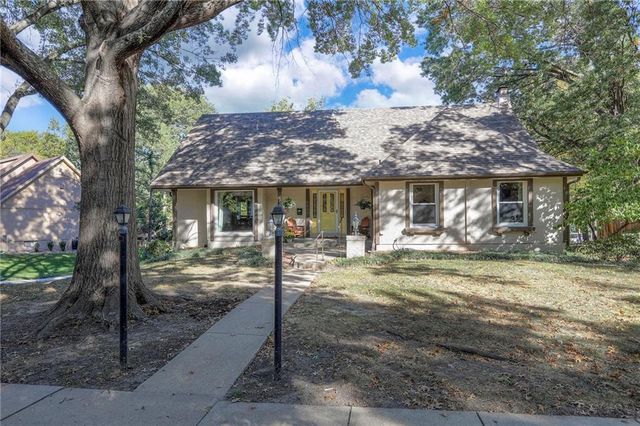 9504 W 104th Street, Overland Park, KS 66212