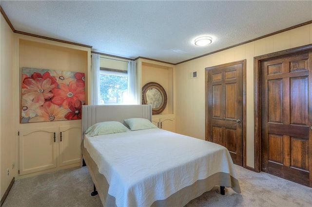 9504 W 104th Street, Overland Park, KS 66212