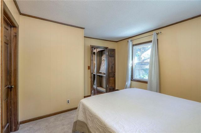 9504 W 104th Street, Overland Park, KS 66212