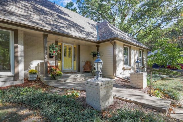 9504 W 104th Street, Overland Park, KS 66212