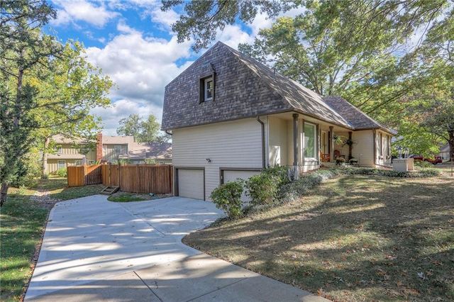 9504 W 104th Street, Overland Park, KS 66212