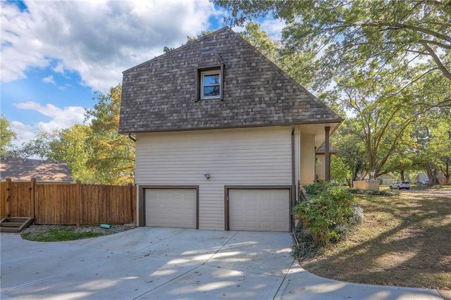 9504 W 104th Street, Overland Park, KS 66212