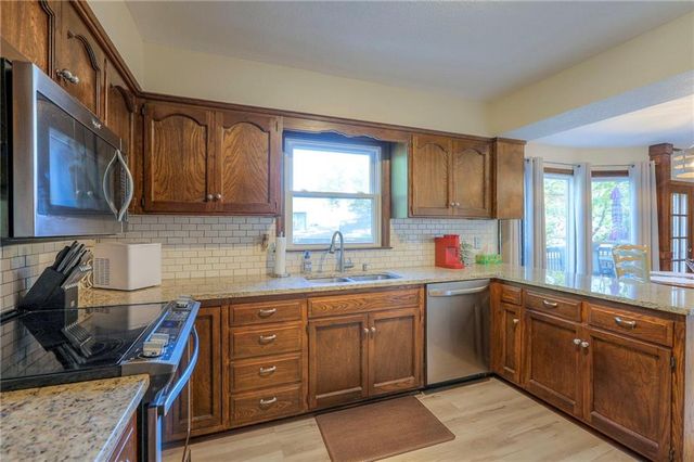 9504 W 104th Street, Overland Park, KS 66212