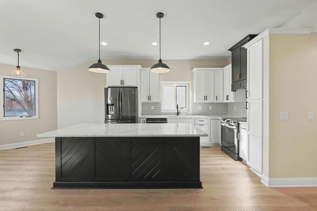 322 S Circle Lake Cir, Wichita, KS 67209